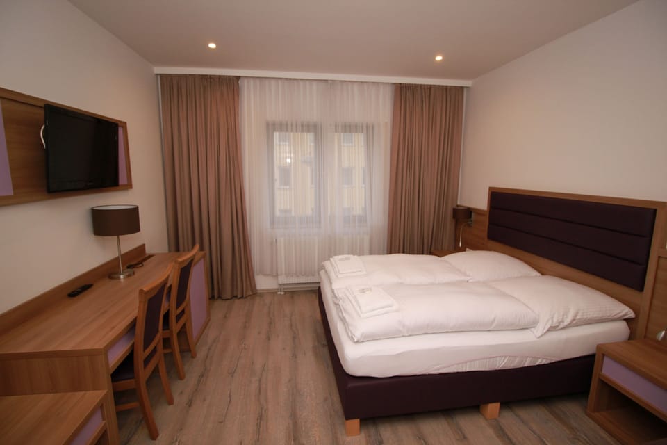Double or Twin Room | Soundproofing, iron/ironing board, free WiFi, bed sheets