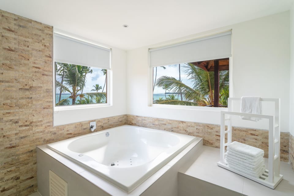 Separate tub and shower, jetted tub, free toiletries, hair dryer
