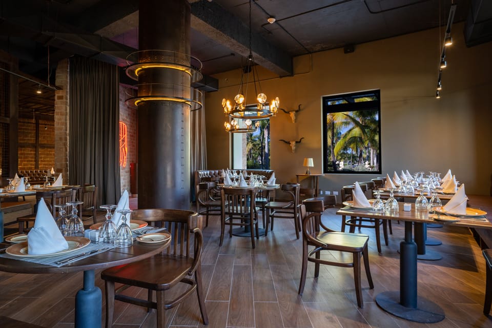 5 restaurants; breakfast, lunch, dinner, and brunch served