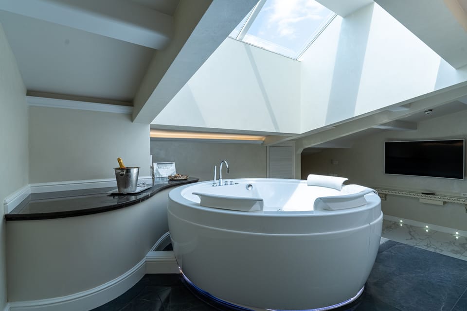 Suite Deluxe con Sauna, Idromassaggio e accesso SPA | 1 bedroom, Frette Italian sheets, premium bedding, down comforters