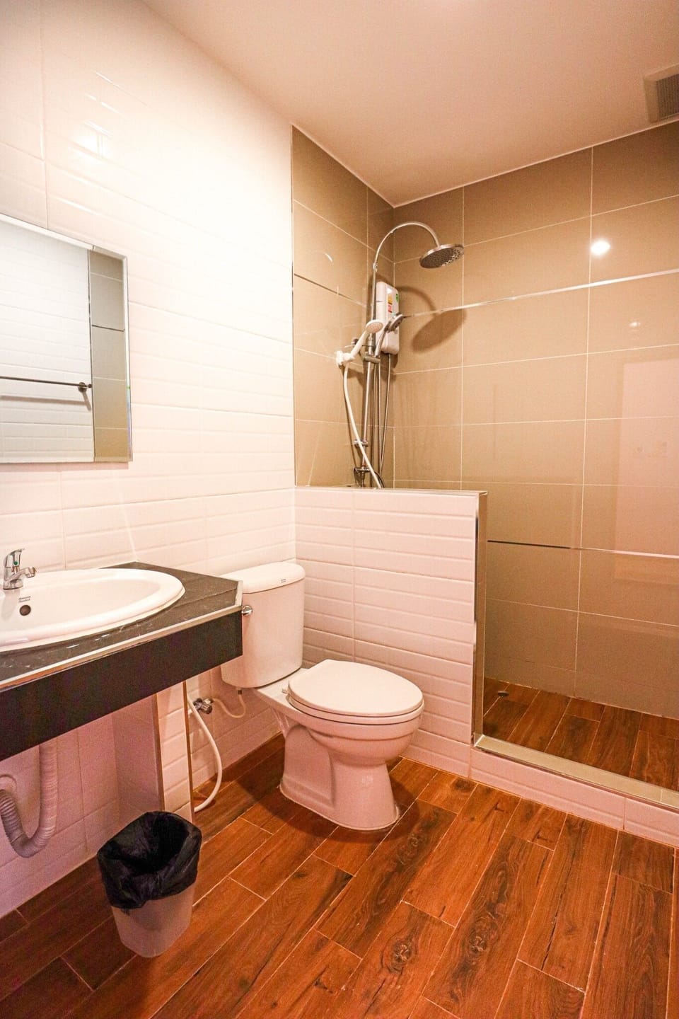 Shower, rainfall showerhead, free toiletries, hair dryer