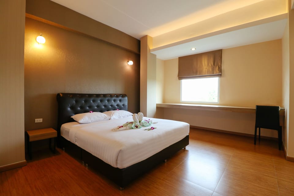 Deluxe Room | Individually decorated, desk, laptop workspace, blackout drapes