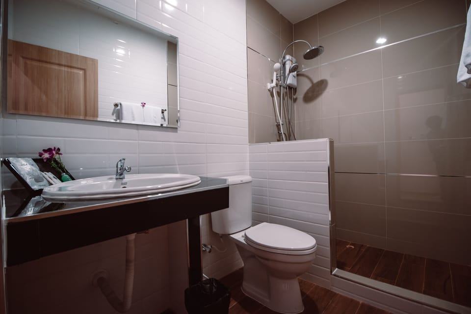Deluxe Room | Bathroom | Shower, rainfall showerhead, free toiletries, hair dryer