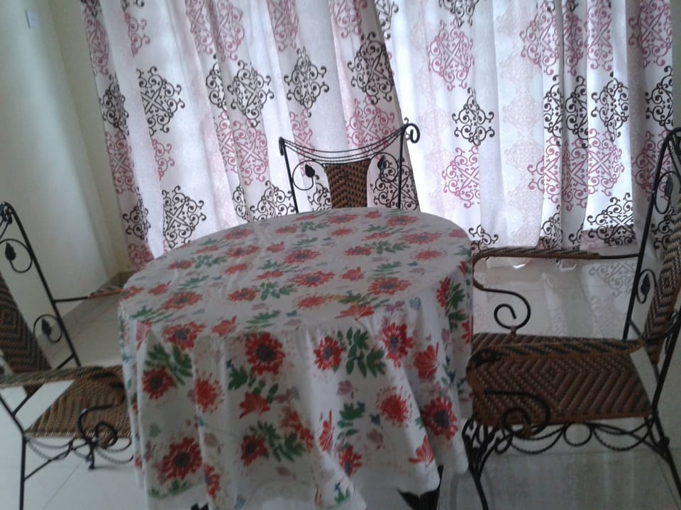 Deluxe Villa, 4 Bedrooms, Garden View, Garden Area | In-room dining