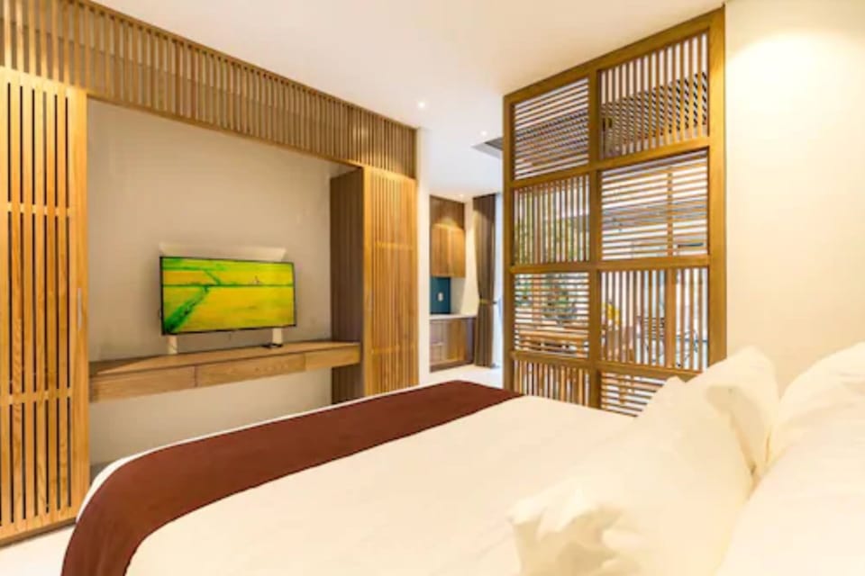 Pillowtop beds, minibar, in-room safe, desk