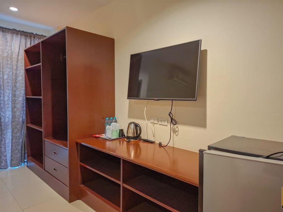 Triple Room | In-room safe, desk, blackout drapes, free WiFi