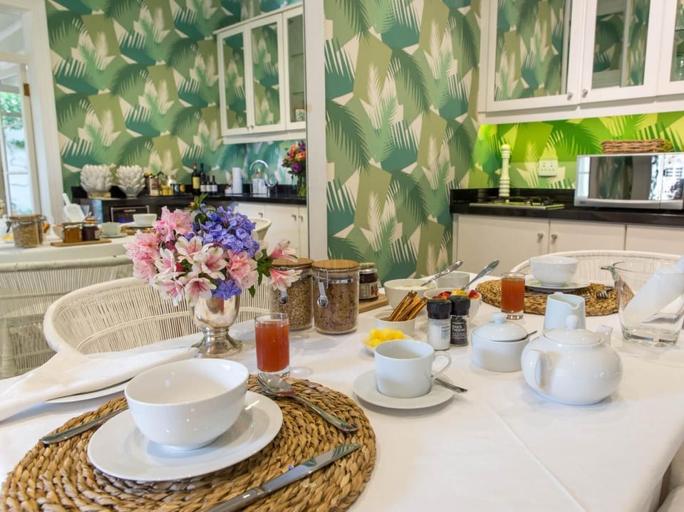 Free daily English breakfast