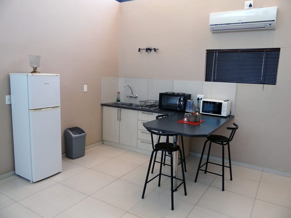 Family Apartment, 2 Bedrooms, Lake View | Private kitchenette | Electric kettle
