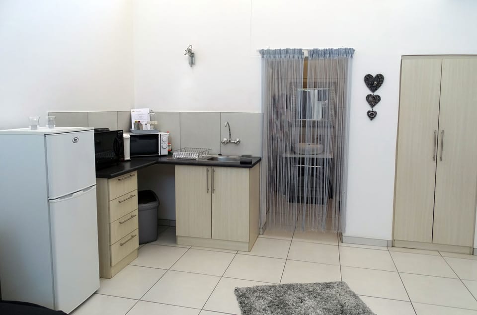 Honeymoon Suite, 1 Bedroom, Lake View | Private kitchenette | Electric kettle
