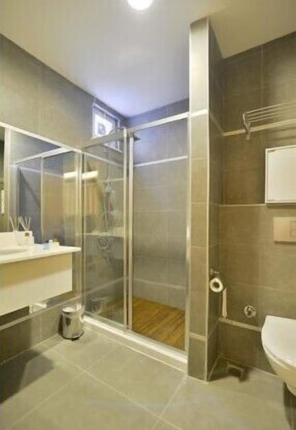 Standard Double or Twin Room | Bathroom | Shower, free toiletries, hair dryer, slippers