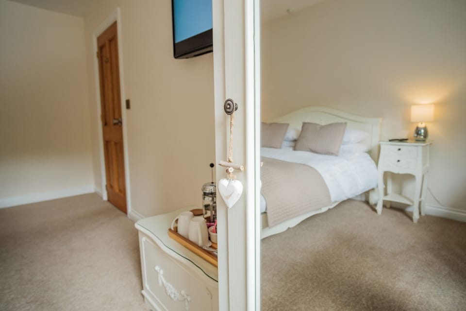 Double Room (King Size) | Iron/ironing board, free WiFi, bed sheets