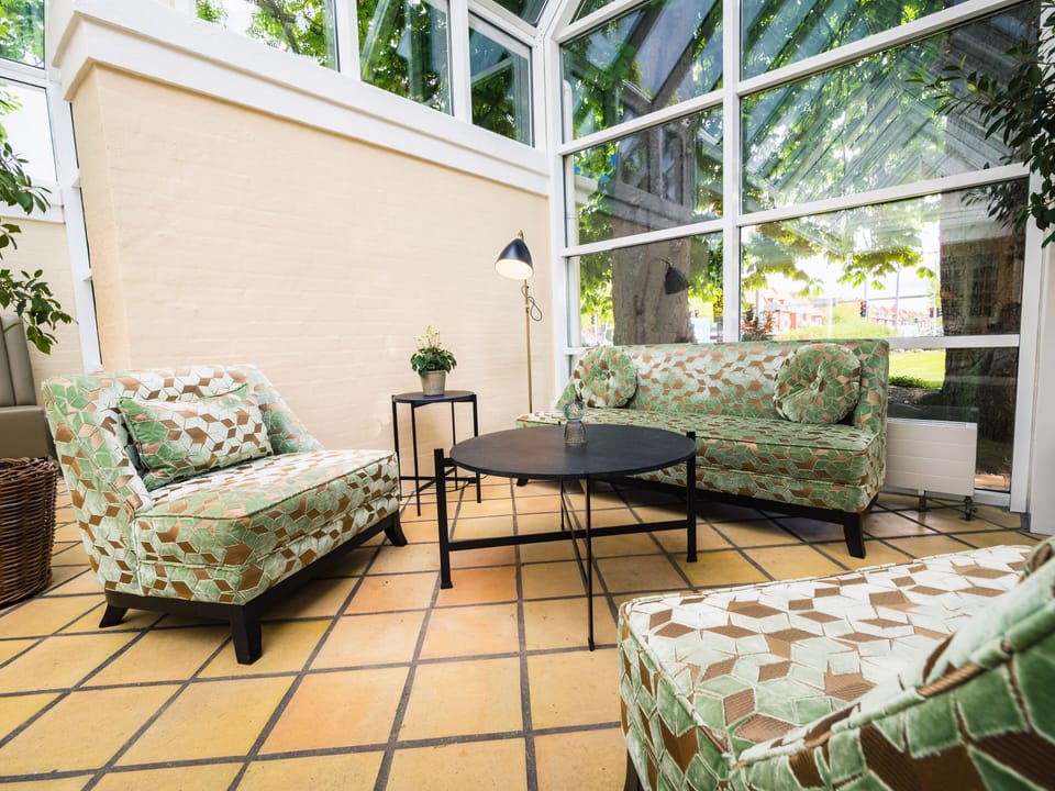 Breakfast, lunch, dinner served; Fusion cuisine 