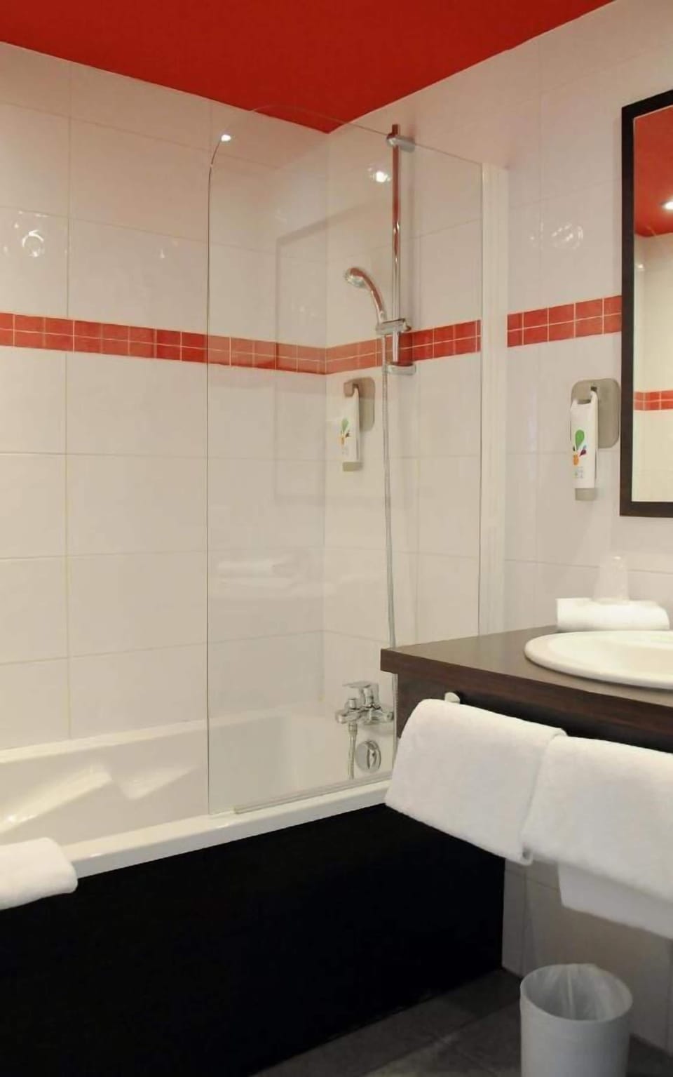 Combined shower/tub, eco-friendly toiletries, hair dryer, towels