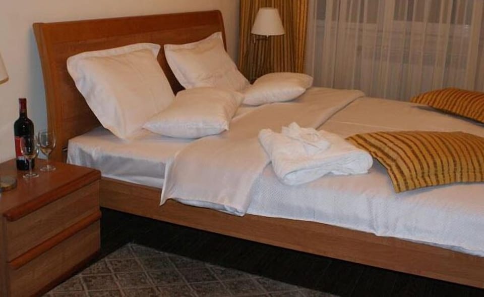 Suite | 1 bedroom, premium bedding, desk, iron/ironing board