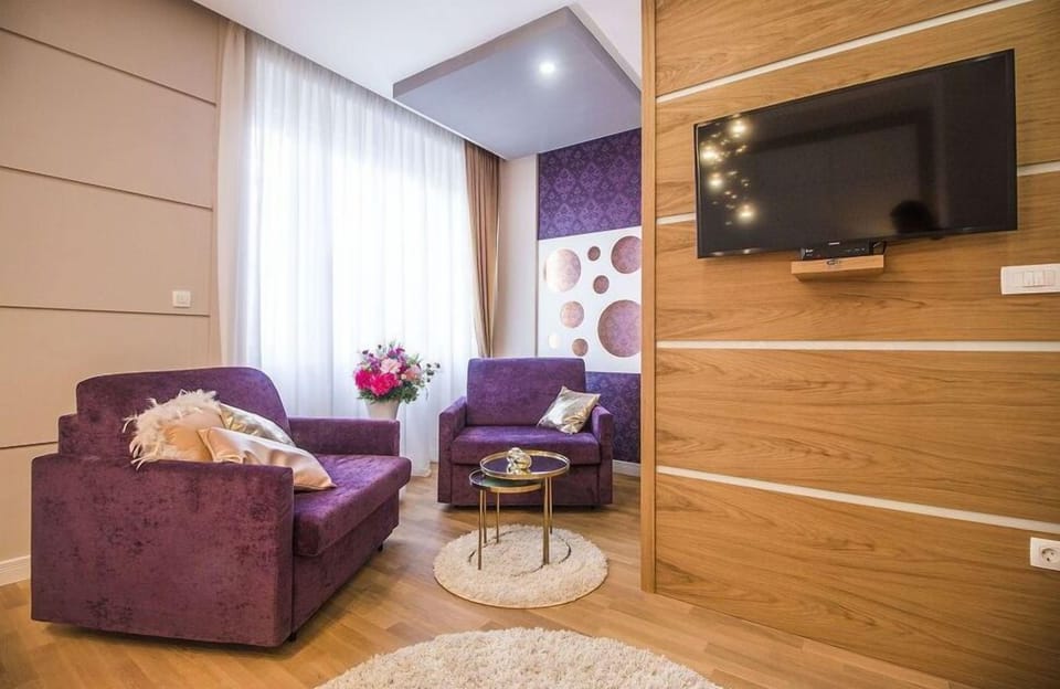 Deluxe Suite (VIP 1) | Living room | Smart TV