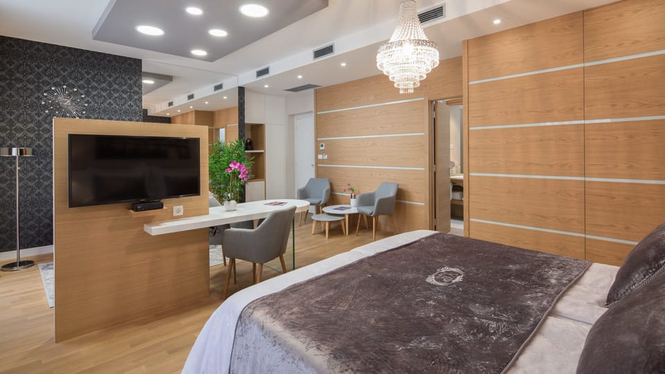 Deluxe Suite, Balcony (VIP 2) | Egyptian cotton sheets, hypo-allergenic bedding, pillowtop beds, minibar