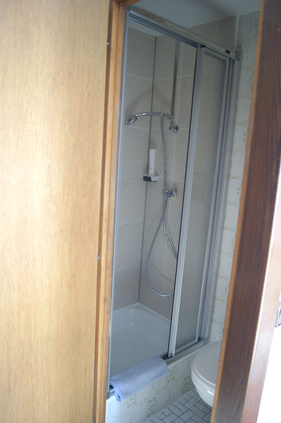 Twin Room | Bathroom | Hair dryer, towels, shampoo, toilet paper