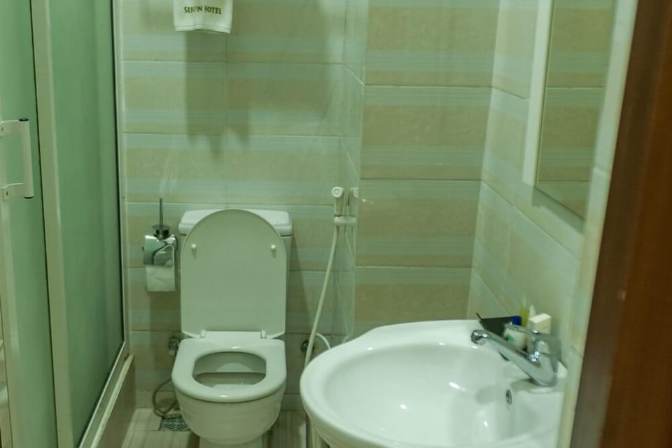 Shower, rainfall showerhead, free toiletries, towels