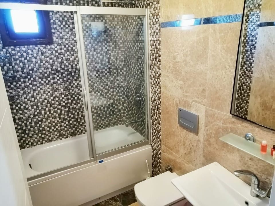 Shower, free toiletries, towels