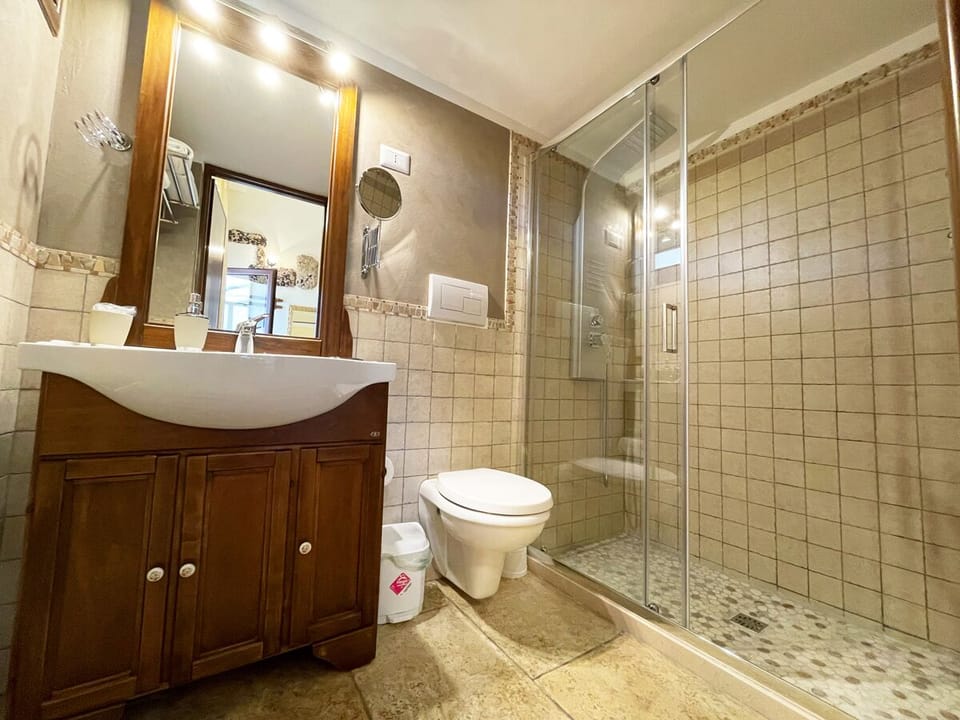 Classic Double Room | Bathroom | Shower, rainfall showerhead, free toiletries, hair dryer