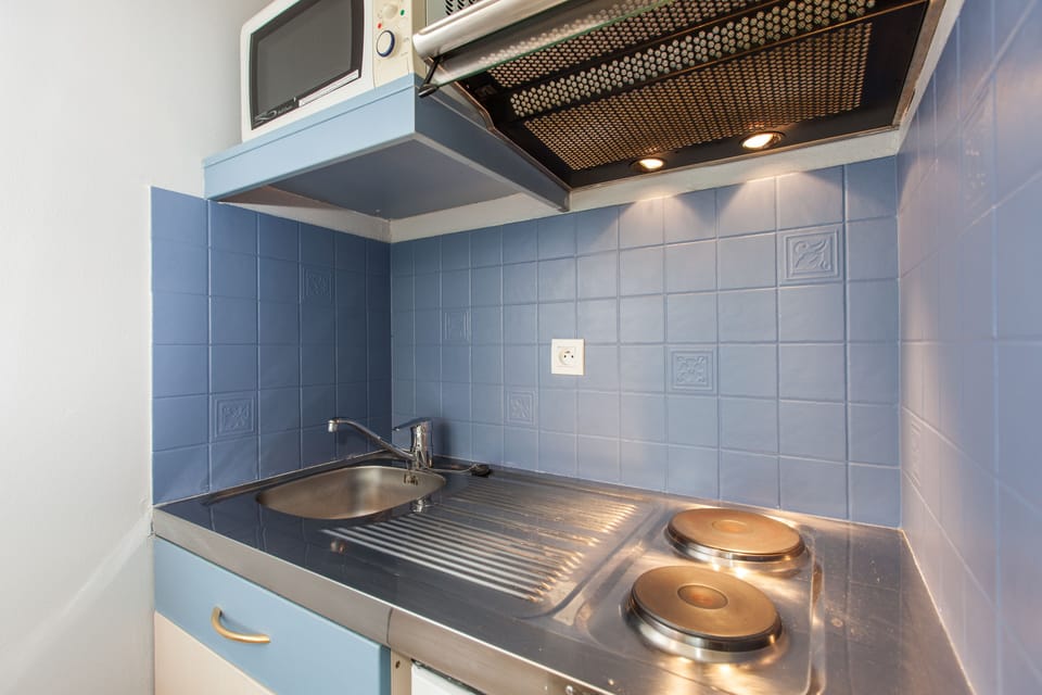 Studio, Balcony (n° 730) | Private kitchen | Mini-fridge, microwave, stovetop, electric kettle