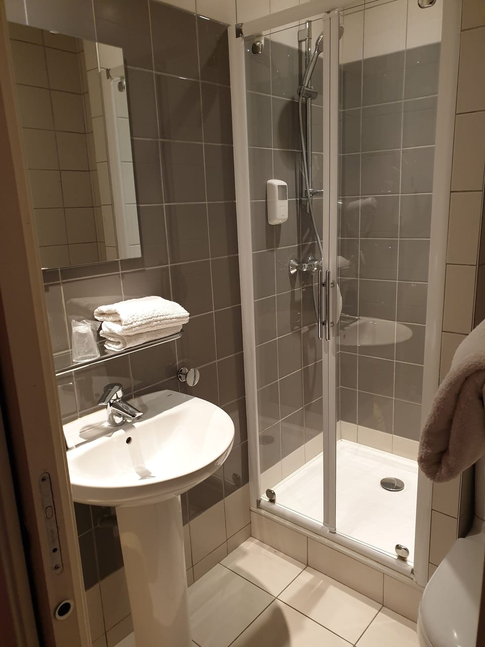Comfort Double Room | Bathroom | Shower, free toiletries, hair dryer, towels