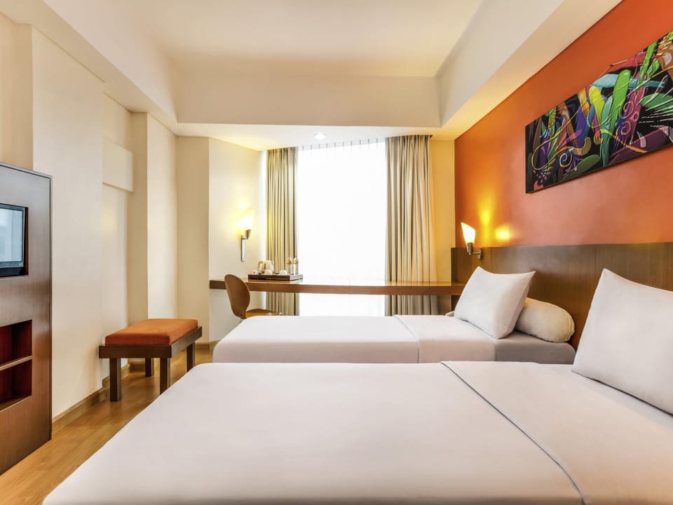 Standard Room, 2 Twin Beds | Desk, soundproofing, iron/ironing board, free WiFi