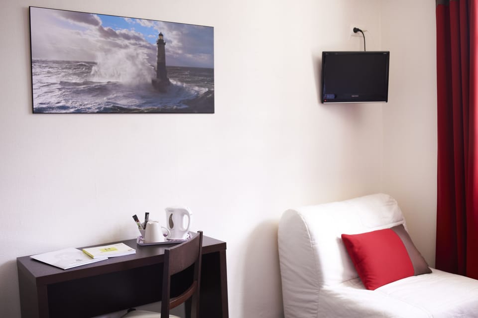 Triple Room | Desk, blackout drapes, free WiFi, bed sheets