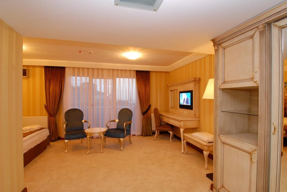 Minibar, in-room safe, individually decorated, desk