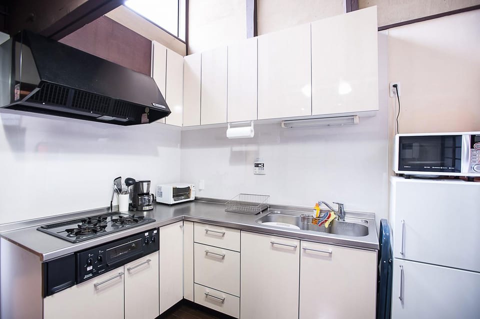 Traditional Townhome, 2 Bedrooms | Private kitchen | Fridge, microwave, oven, stovetop