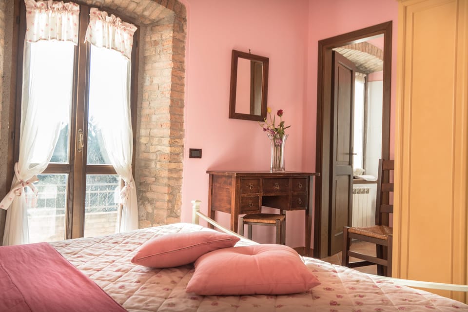 Comfort Double Room, 1 Queen Bed, Private Bathroom, Garden View (Rosa) | Desk, blackout drapes, soundproofing, cribs/infant beds