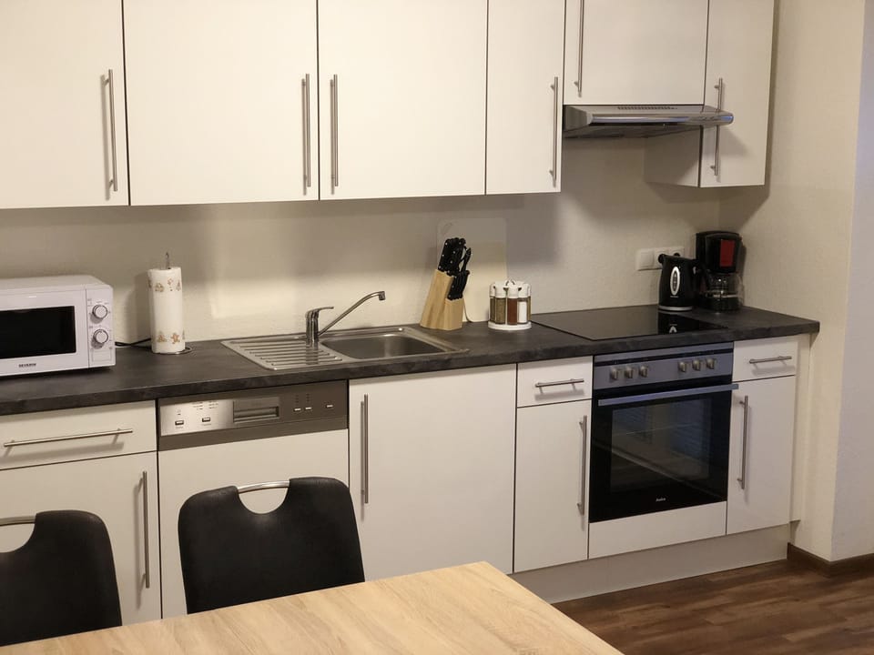 Luxury Condo, 3 Bedrooms, Non Smoking, Kitchen | Private kitchen | Full-size fridge, microwave, oven, stovetop