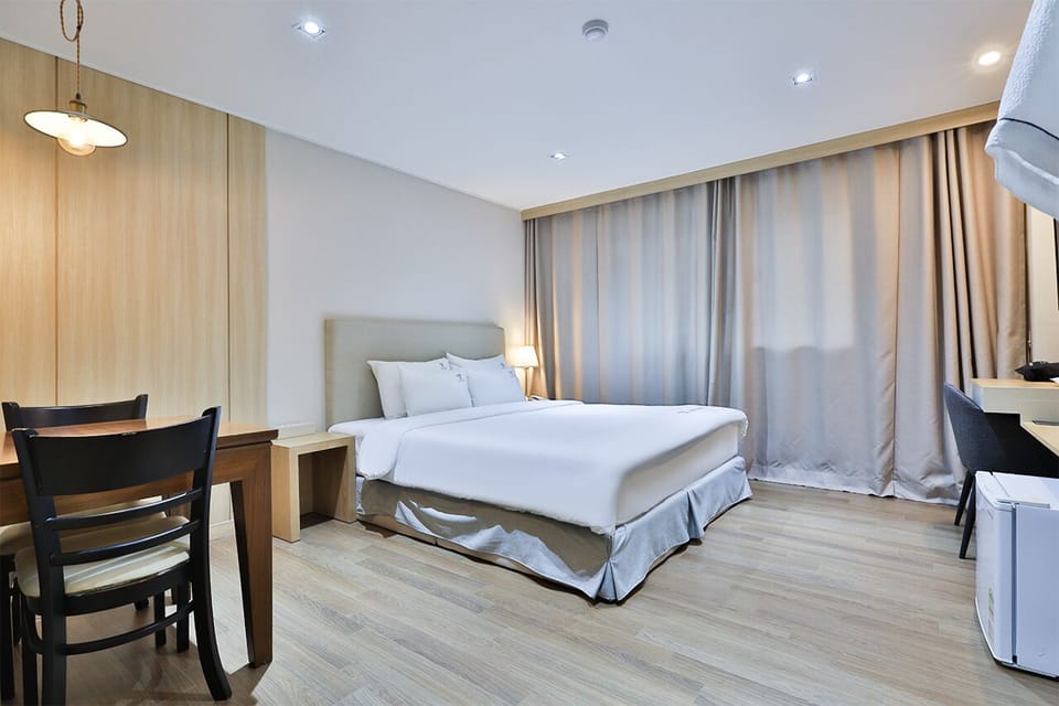 Standard Double Room | Desk, soundproofing, free WiFi, bed sheets