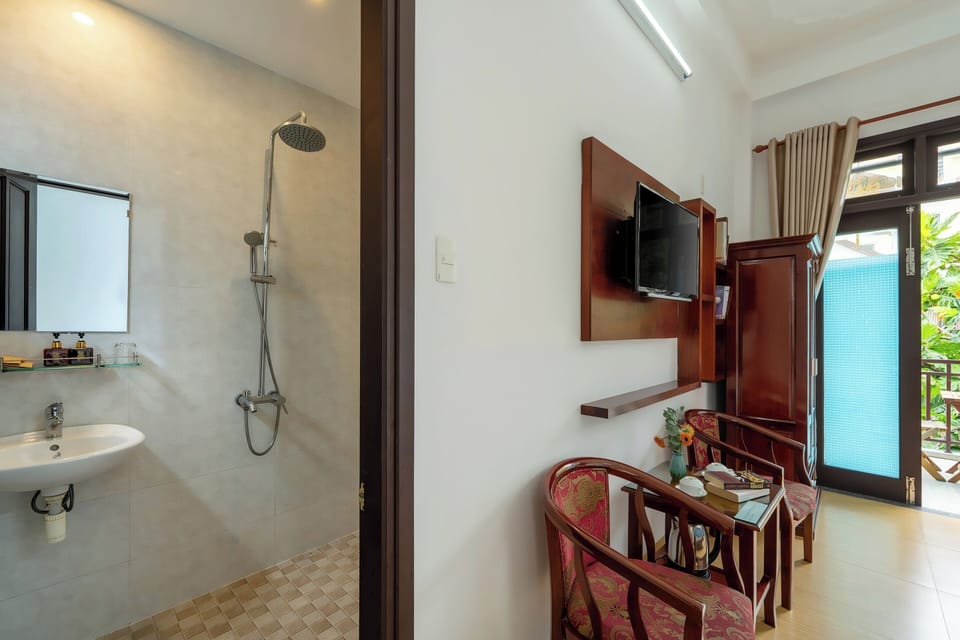 Shower, rainfall showerhead, free toiletries, hair dryer