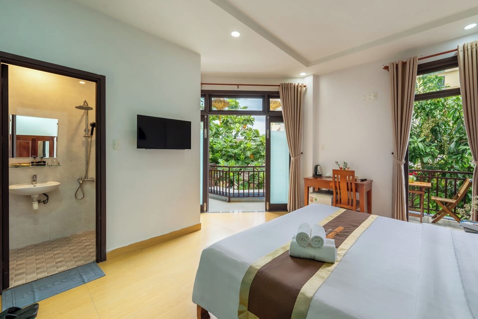 Double Room, Balcony | Minibar, desk, blackout drapes, soundproofing