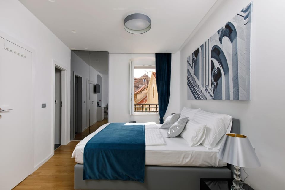 Deluxe Queen Room | 1 bedroom, Egyptian cotton sheets, in-room safe, desk