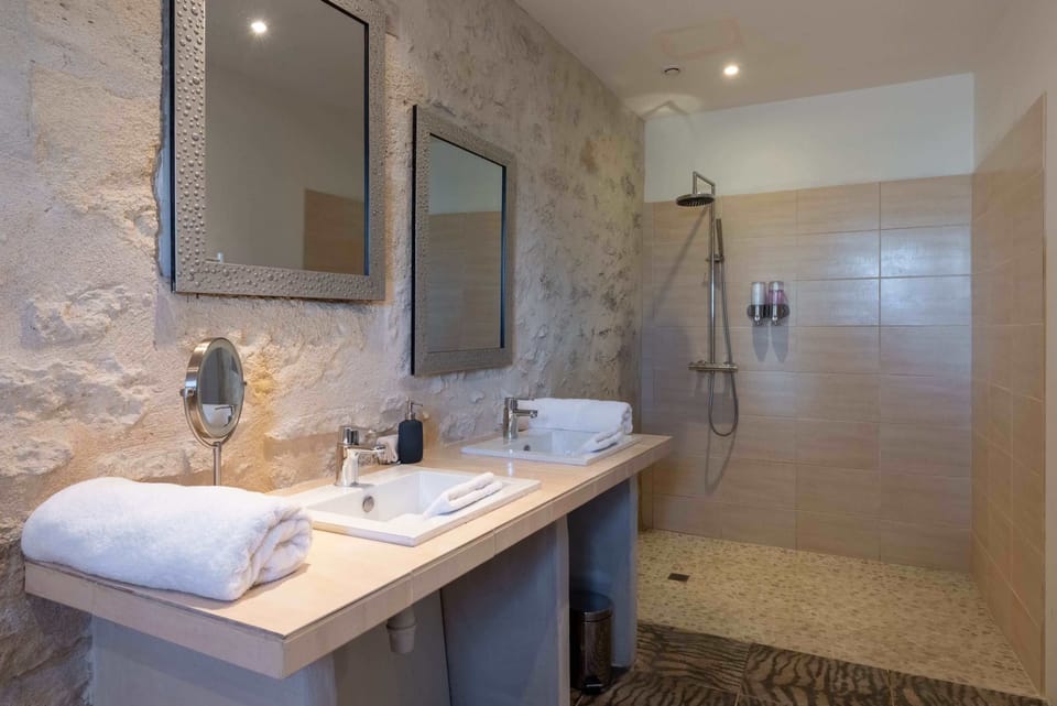 Room (Clef des Songes) | Bathroom | Shower, rainfall showerhead, free toiletries, hair dryer