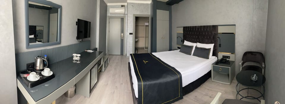 Room | Minibar, desk, WiFi (free)