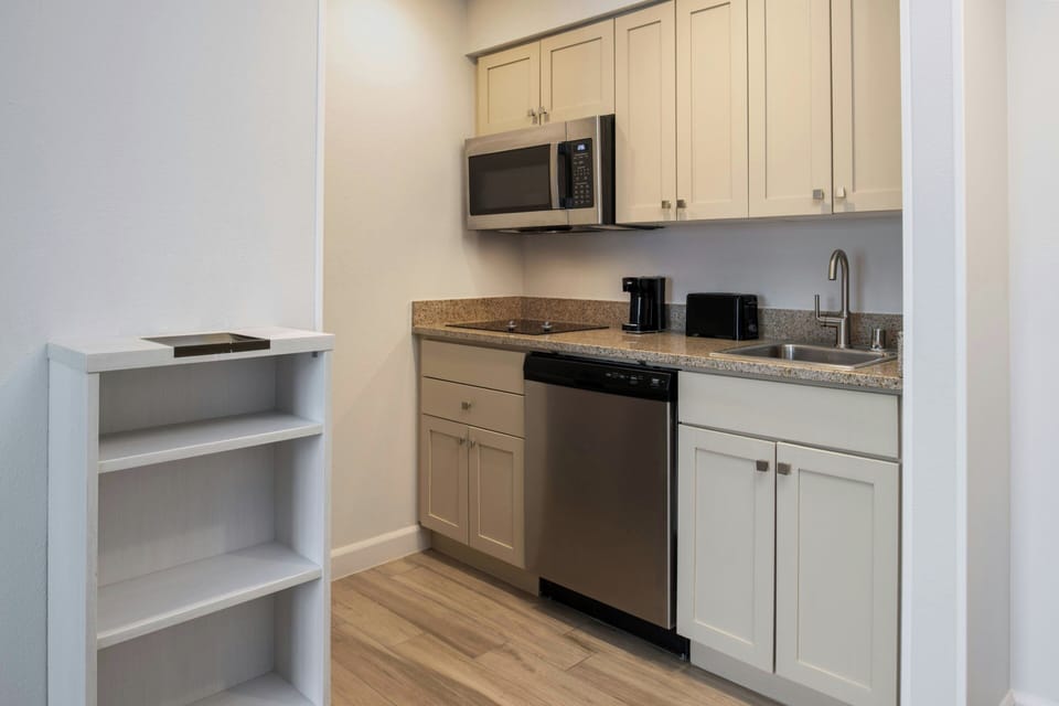 Full-size fridge, microwave, stovetop, dishwasher