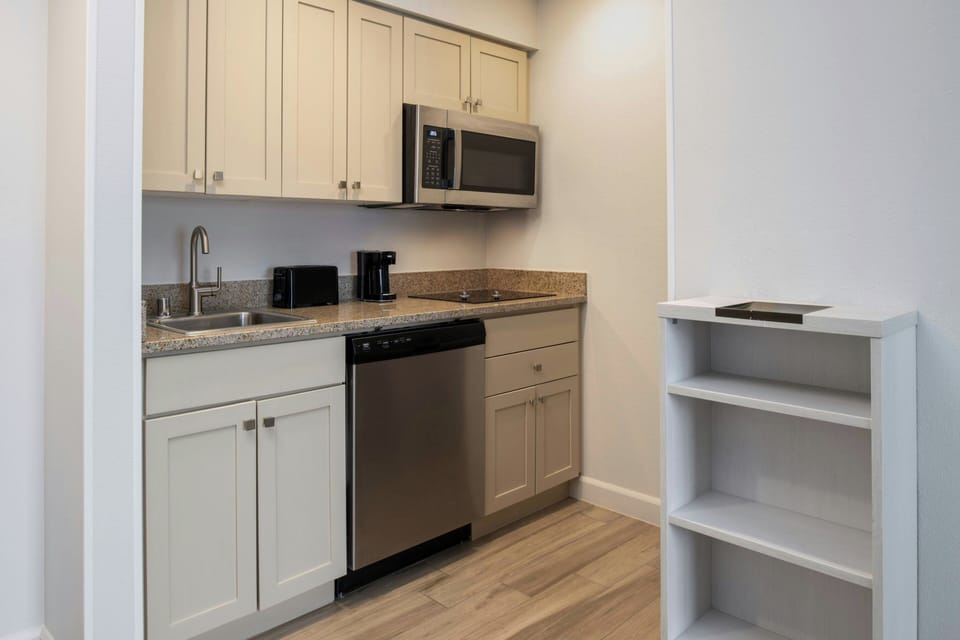 Full-size fridge, microwave, stovetop, dishwasher