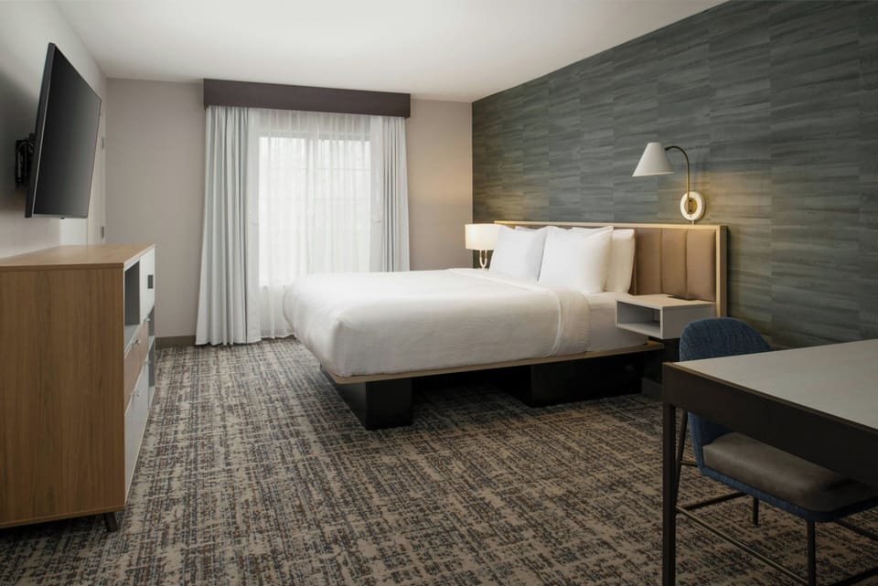 Suite, 1 King Bed with Sofa bed | Desk, iron/ironing board, free cribs/infant beds, WiFi