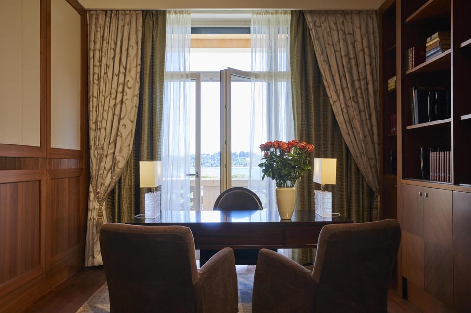 Hypo-allergenic bedding, minibar, in-room safe, desk