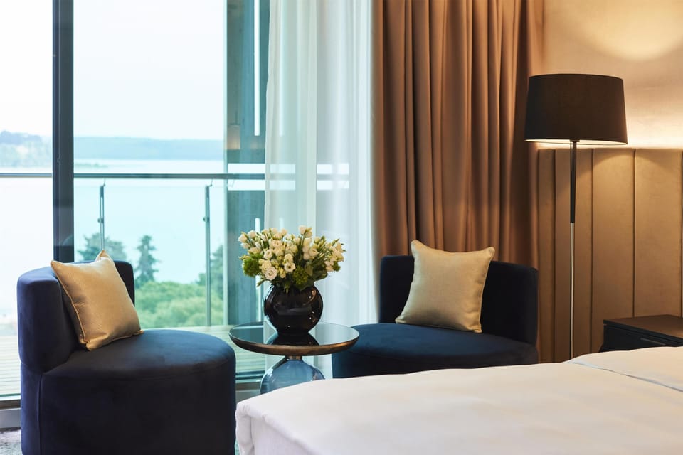 Hypo-allergenic bedding, minibar, in-room safe, desk