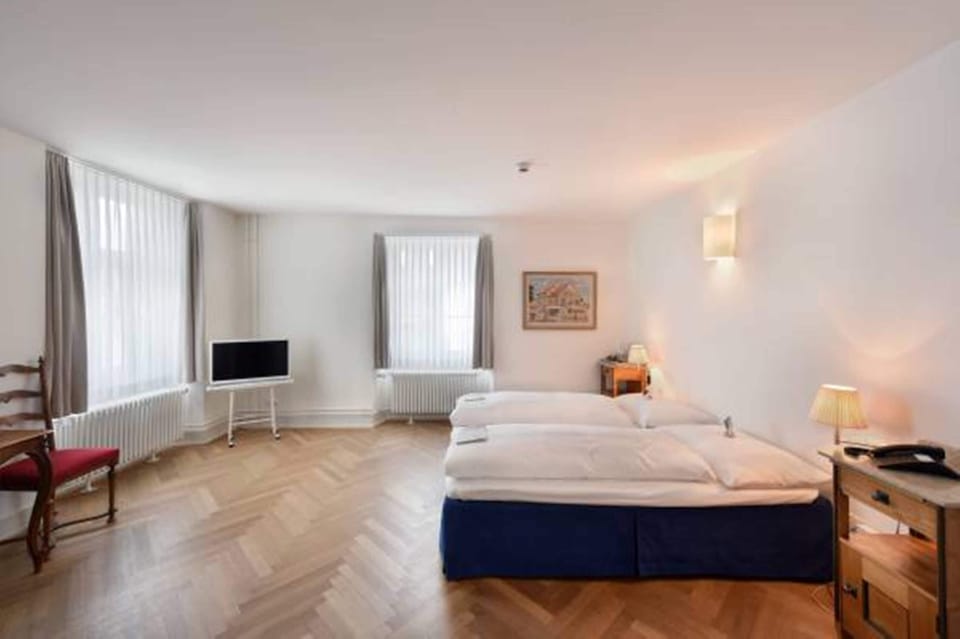 Hypo-allergenic bedding, in-room safe, desk, soundproofing