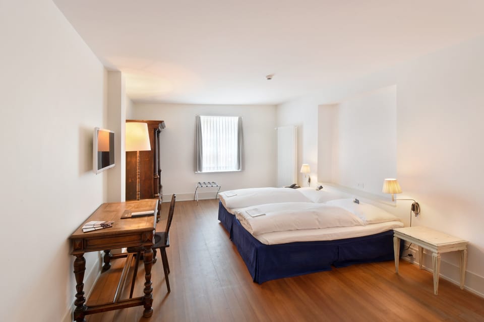 Hypo-allergenic bedding, in-room safe, desk, soundproofing