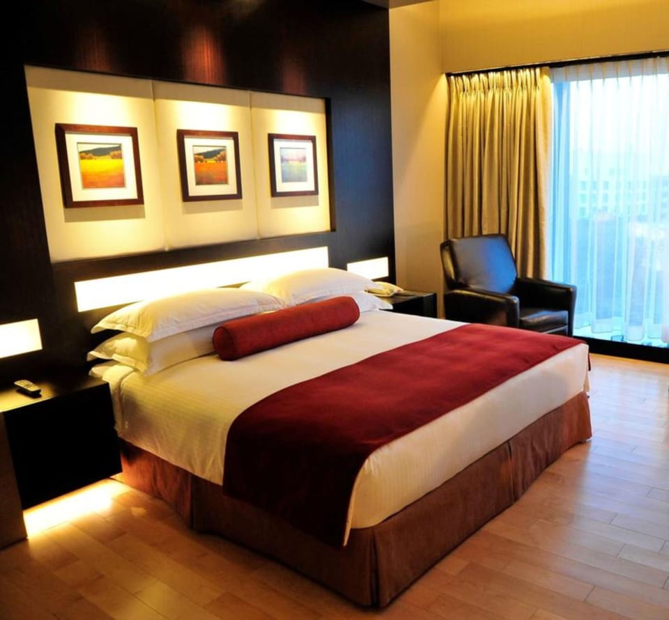 Premium bedding, down comforters, minibar, in-room safe