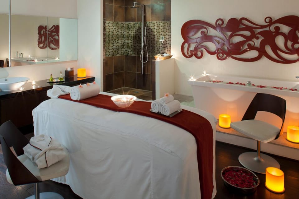 Couples treatment rooms, sauna, hot tub, steam room, body treatments