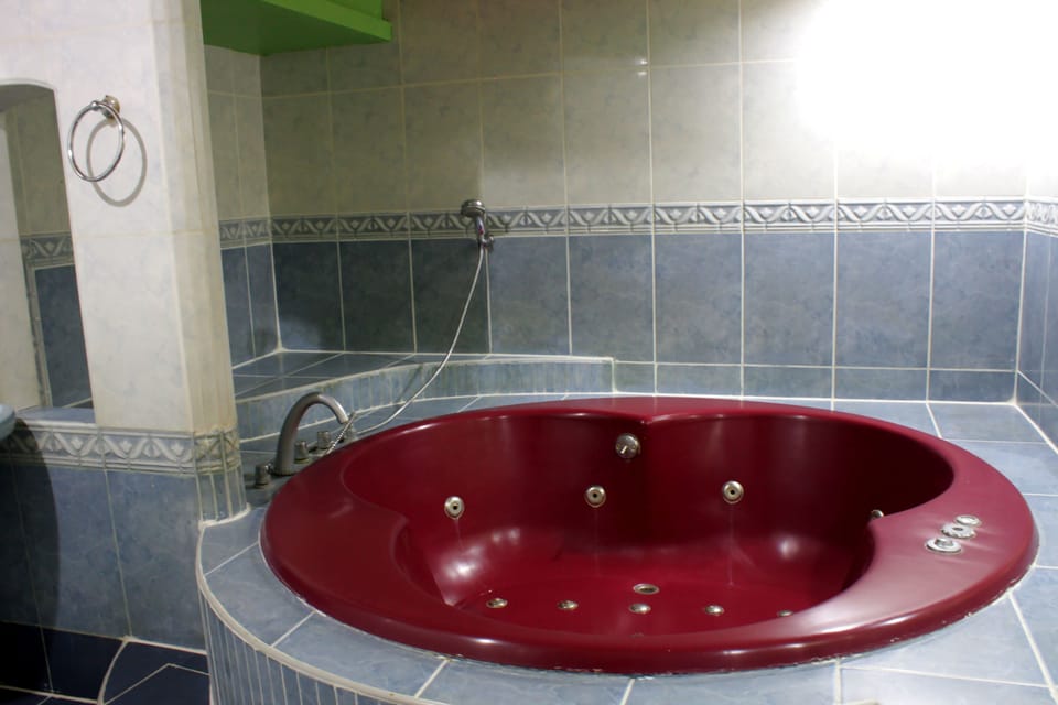 Garage Room | Jetted tub