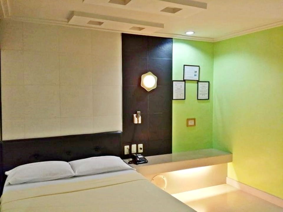 Taxi Room | Desk, free WiFi