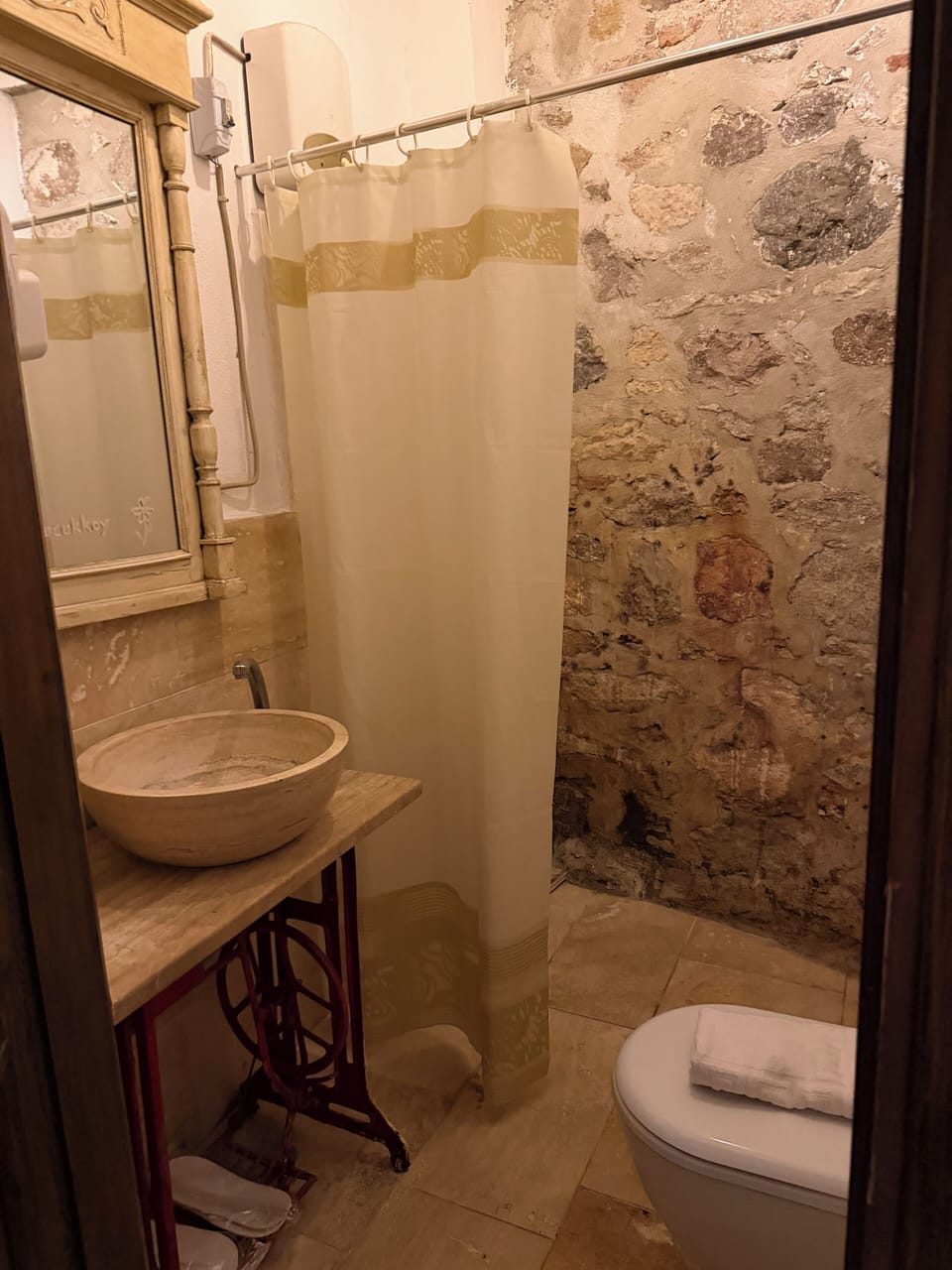 Economy Single Room | Bathroom | Shower, free toiletries, hair dryer, slippers